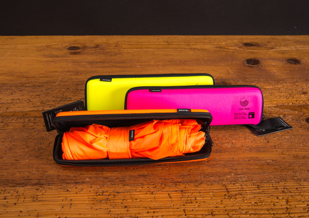 Auffällig werben, mit der Neon-Reihe der Knirps Taschenschirme X4U. Passt in jede Tasche, ist trotzdem stabil und bis zu 100 km/h windproof.
