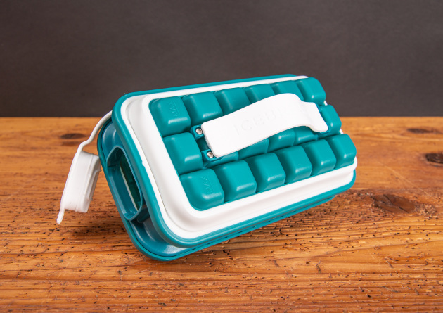 Moderner Eiswürfelbehälter IceBreaker® Pop in leuchtendem Türkis mit kompaktem, länglichem Design.