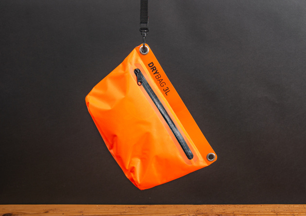 Leuchtend orange Drybag 3L von Halfar mit schwarzem Reißverschluss im Hängeformat.