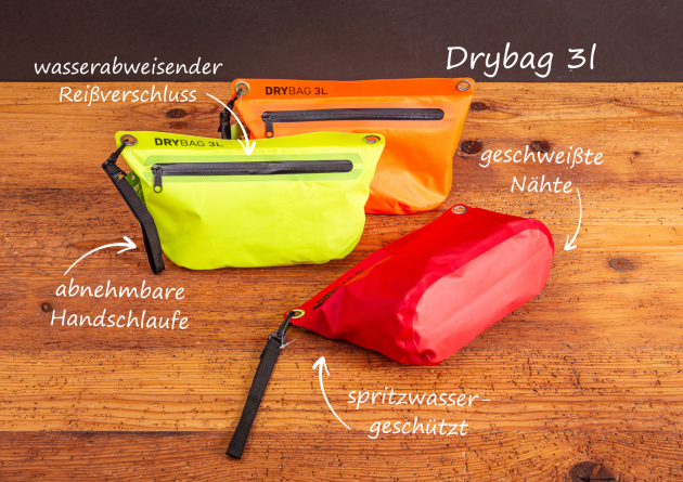 Drei Drybags mit erklärenden Texten zu Produktvorteilen wie spritzwassergeschützt, abnehmbare Handschlaufe und geschweißte Nähte.