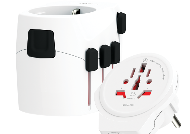 SKROSS PRO World & USB Reiseadapter mit aufgestecktem USB-Top – universeller Weltadapter für über 200 Länder, personalisierbar als Werbeartikel mit Logo bei werbemax.