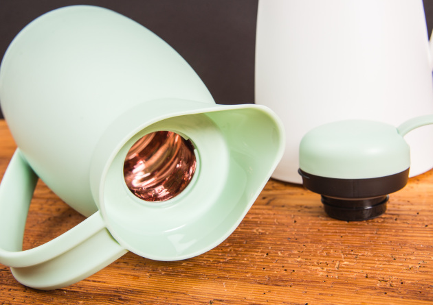 alfi Isolierkanne ECO in Mintgr&uuml;n, ge&ouml;ffnet, mit sichtbarem Glaseinsatz &ndash; hochwertige Thermoskanne als nachhaltiges Werbegeschenk.