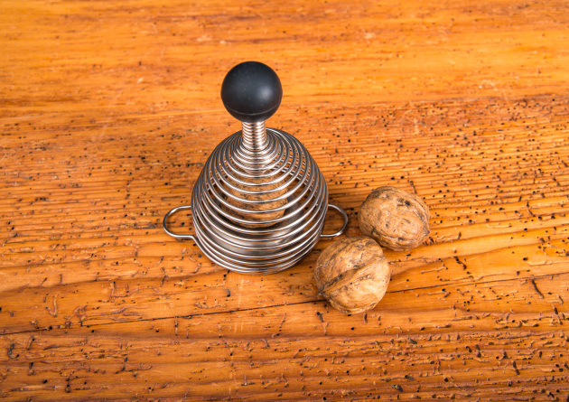 Nussknacker Naomi schwarz von Take2 &ndash; Design K&uuml;chenhelfer als Werbeartikel.