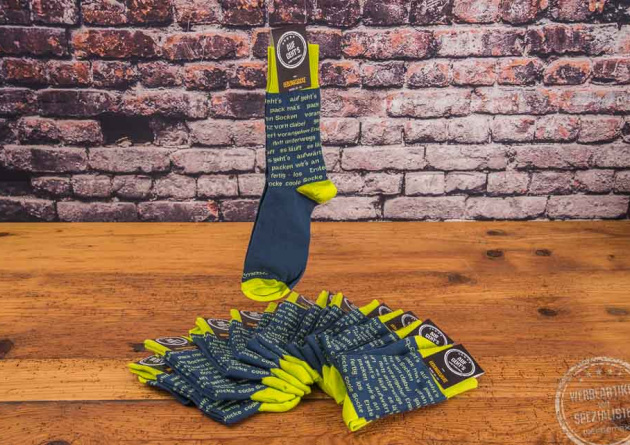 ABER Socken mit Logo als Mitarbeitergeschenk von werbemax auf Holztisch