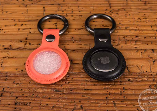 Apple Air Tag mit Anh&auml;nger-cover in orange und schwarz als Werbegeschenk