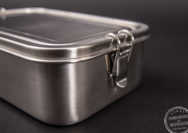 Brotzeitdose aus Edelstahl mit Detailaufnahme des B&uuml;gelverschlu&szlig; im Retro-Design.