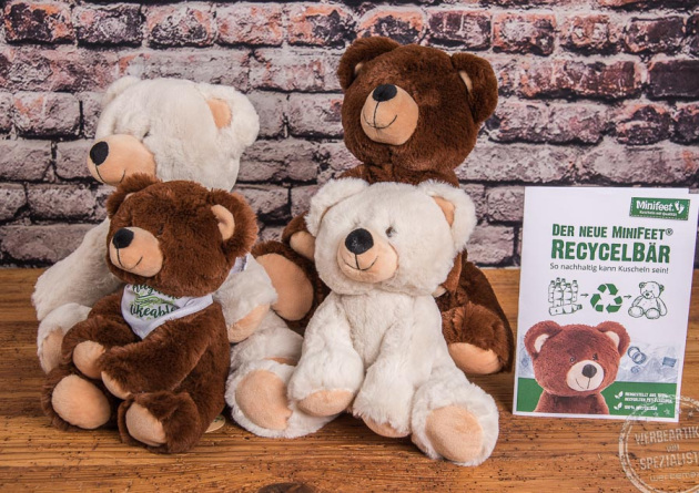 Teddybären aus Recyclingmaterial in weiß und braun