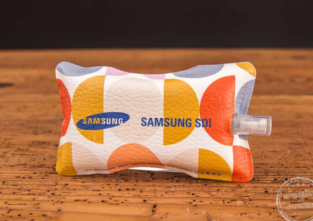 HFX Display-Reiniger mit Werbedruck, Logo Samsung und dahinter orangefarbene und gelbe Symbole