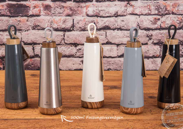 Loop Trinkflasche mit Echtholz-Deckel in verschiedenen Farben als Werbegeschenk auf Holztisch.