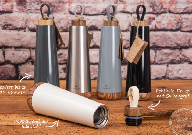 Thermosflasche mit Loop-Schlaufe am Echtholz-Deckel mit Beschriftung auf Holztischplatte.