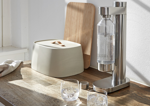 Wassersprudler Stelton BRUS mit Wasserflasche und Gläsern
