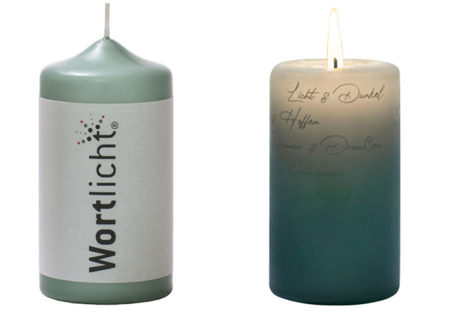 Zwei Wortlicht Kerzen mit Wortlicht Druck in dunkel grün