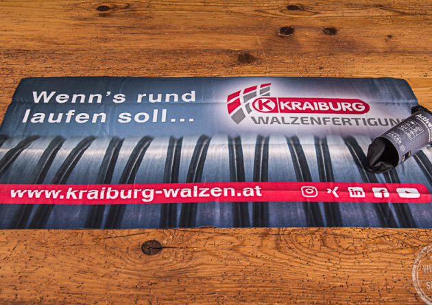 Ausgebreitetes ActiveTowel Handtuch mit Fotodruck Kraiburg Holding als Mitarbeitergeschenk. 