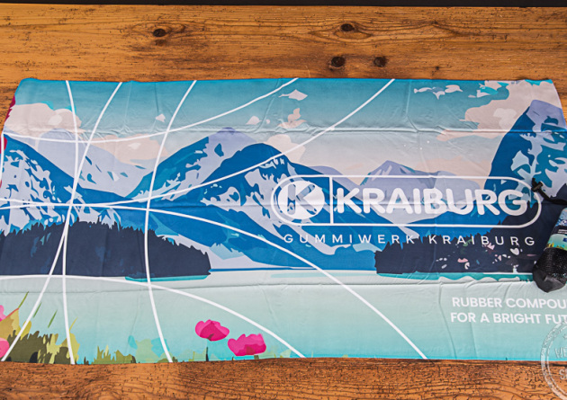 ActiveTowel Handtuch mit gro&szlig;fl&auml;chigem Fotodruck Kraiburg Holding als Mitarbeitergeschenk.