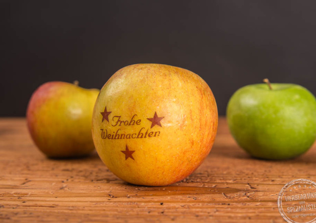 Apfel mit bedruckter Werbebotschaft