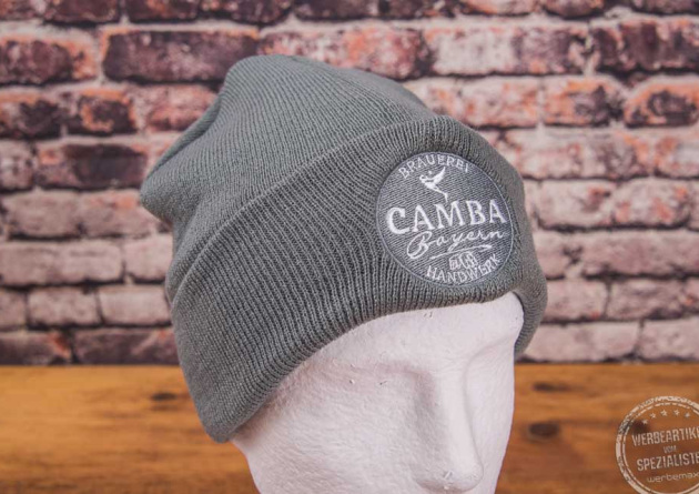 Beanie grau mit Logo-Stick in wei&szlig;
