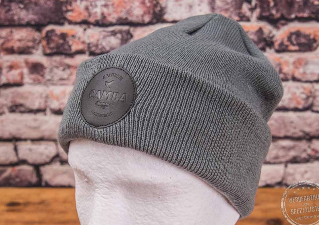 Beanie Mütze in grau mit Logo als Werbeartikel