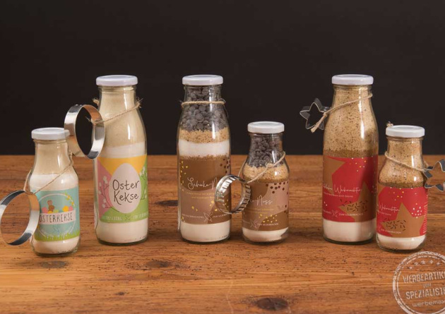 Verschiedene Backmischungen im Glas f&uuml;r Ostern, Weihnachten und mit Schokogeschmack als Kundengeschenk mit Logo.