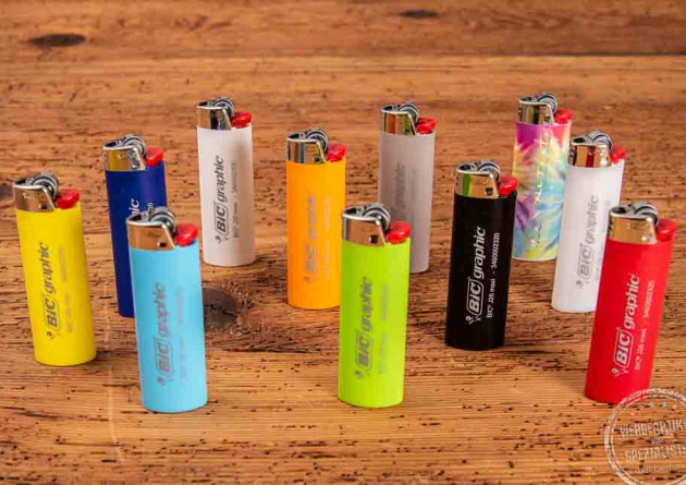 Viele bunte BIC J26 Feuerzeuge als Werbeartikel 