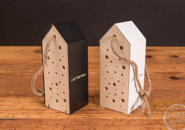 Zwei Bienenhotels aus Kiefernholz mit Aluminiumdach in schwarz und weiß mit Logogravur.