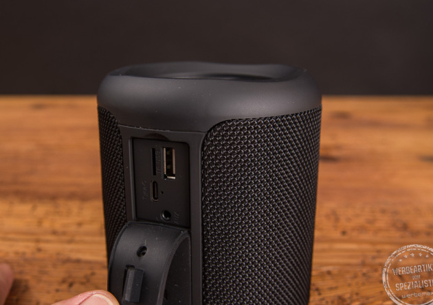 Detailbild der Anschlussmöglichkeiten der Mini-Soundbox. USB-C Schnittstelle zum Laden der beiden Akkus. 
