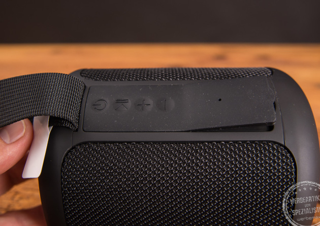 Detailaufnahme des schwarzen Bluetooth Lautsprechers in Schwarz, mit silikonverkleidete Menüführung in Nahaufnahme.