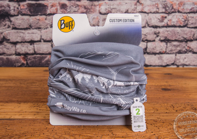 Buff in grau mit Bergmotiv Druck und Logo BayWa r.e. als Werbegeschenk auf original BUFF-Header aufgezogen