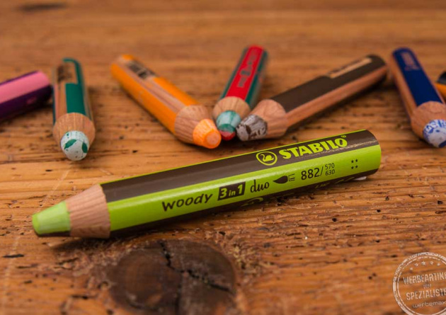 Buntstifte als Give-away Stabilo Woody 3in1 in unterschiedlichen Farben auf Holztisch.