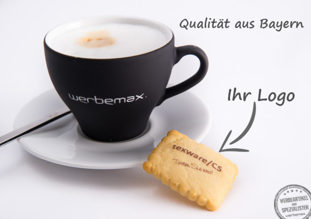 Butterkeks mit Logo Beschriftung als Give-away und ein Cappuccino mit Beschriftung.