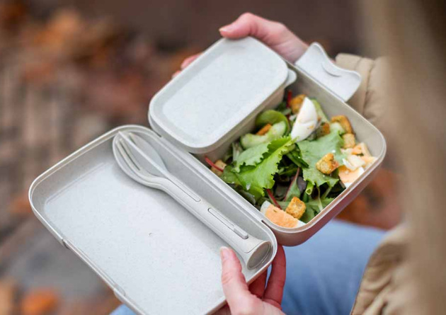 Beigefarbenes Lunchboxset von koziol - Candy Ready bestehend aus einer gro&szlig;en Lunchbox, einer auslaufsicheren kleinen Dose und ein Besteckset