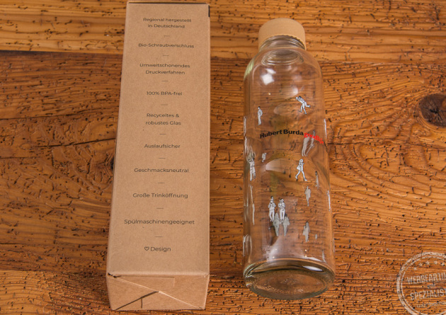 Nachhaltiges Mitarbeitergeschenk CARRY Bottle Glasflasche in sch&ouml;nem Design und Kartonverpackung.