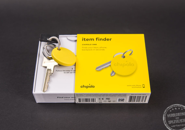 Gelber Chipolo ONE Schlüsselfinder in Verpackung als individuelles Kundengeschenk.