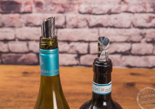 Lebensmittelechter Drop Stop mit Logo in Weinflasche auf Holztisch.