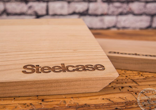 e+m Holzbrett mit Logo