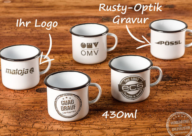 5 Emaille Becher Gravur als Werbegeschenk mit Bildbeschriftung auf Holztisch