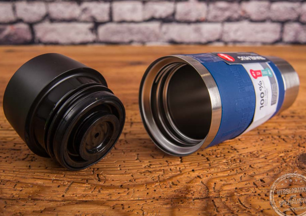 deckel und Isolierbecher emsa travel mug offen liegend auf Holztisch