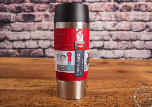 Roter emsa Thermobecher mit Logo als Werbegeschenk stehend auf Holztisch.