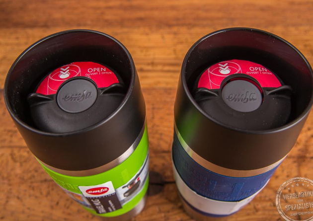 Zwei emsa Thermo mug mit Detailaufnahme des Einhandverschlusses im Deckel.