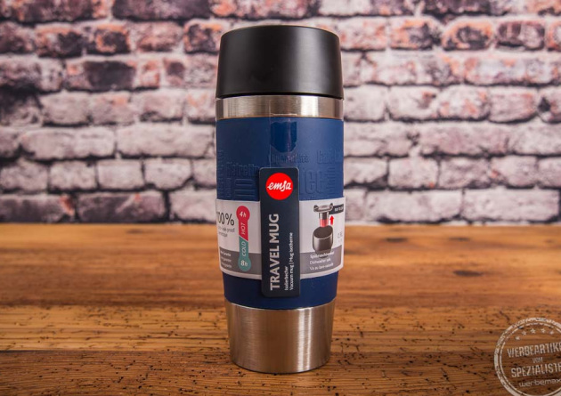 Blauer emsa Thermo Becher als Werbeartikel stehend auf Holztisch.