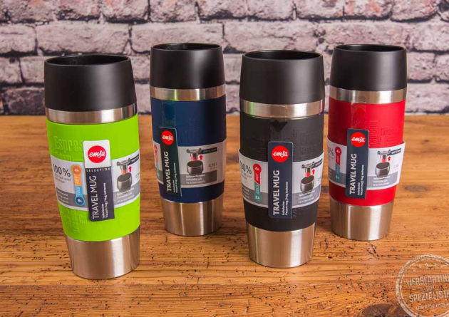 emsa travel mug Thermobecher in 4 verschiedenen Farben als Werbemittel auf Holztisch.