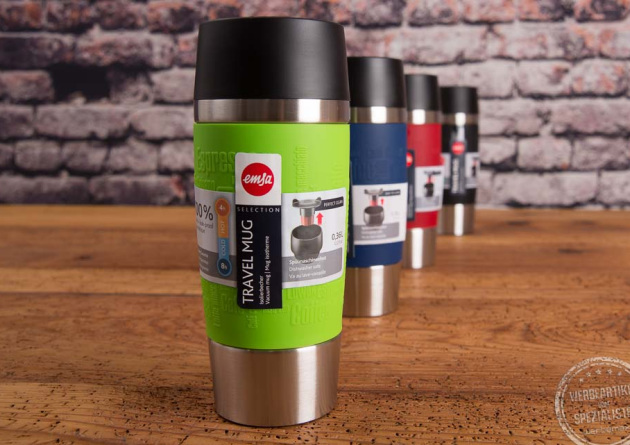 emsa travel mug in verschiedenen farben hintereinander auf Holztisch stehend.