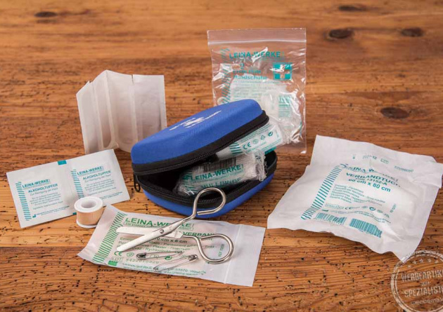 Blaues Erste Hilfe Set Outdoor mit Schere, Sicherheitsnadeln, Verbandtuch, Pflaster und Alkoholtupfer 