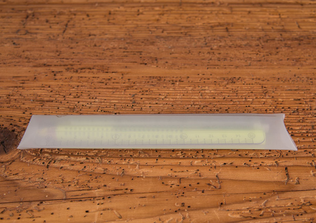 Faber Castell College Set Grip in transparenter Verpackung als Kundengeschenk mit Logo. Gef&uuml;llt mit Bleistiften und Lineal auf Holztischplatte.