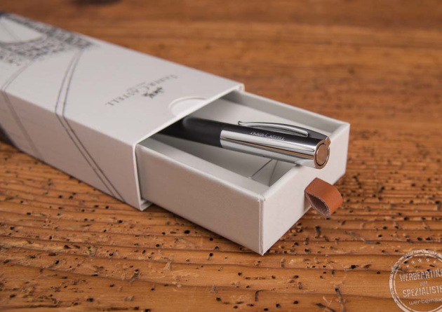 Faber Castell Ambition Kugelschreiber als Geschenk f&uuml;r Kunden und Mitarbeiter mit Logogravur in edler Geschenkverpackung.