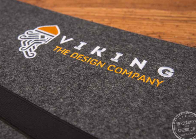 Referenz Filzmappe in grau mit individuellem Logo Viking Design Comapany