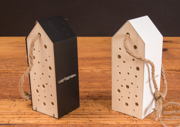 Zwei Wildbienenhotels aus Kiefernholz mit Aluminiumdach in schwarz und weiß mit Logo werbemax.