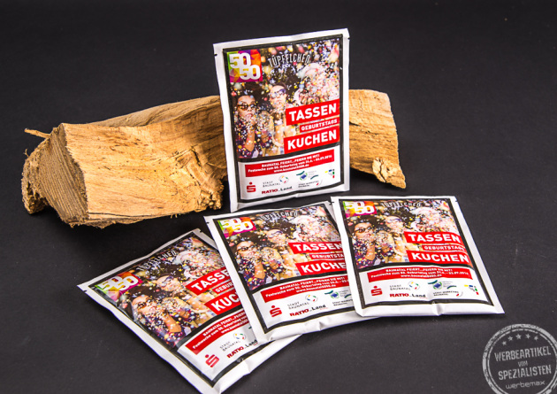 Kuchen aus der Tasse mit Werbeanbringung