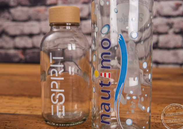 Logo Trinkflasche aus recyceltem Glas als nachhaltiges Merchandise-Produkt.