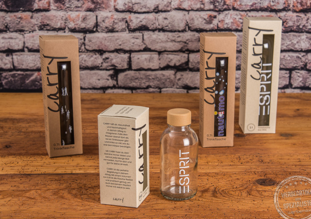 Breites Produktsortiment der nachhaltigen Glasflasche CARRY - in verschiedenen Gr&ouml;&szlig;en erh&auml;ltlich bei werbemax.
