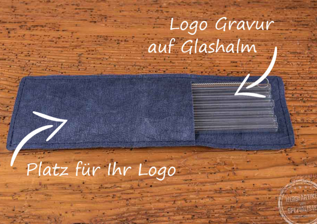Glasstrohhalm als Werbeartikel im blauen Papyr Etui mit Logo Beschriftungsmöglichkeit
